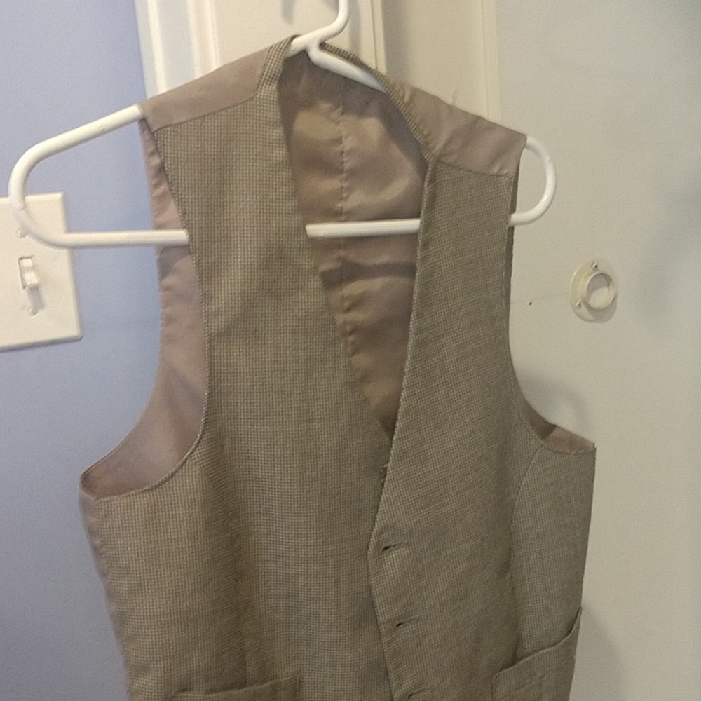 Vest - Picture 2 of 4